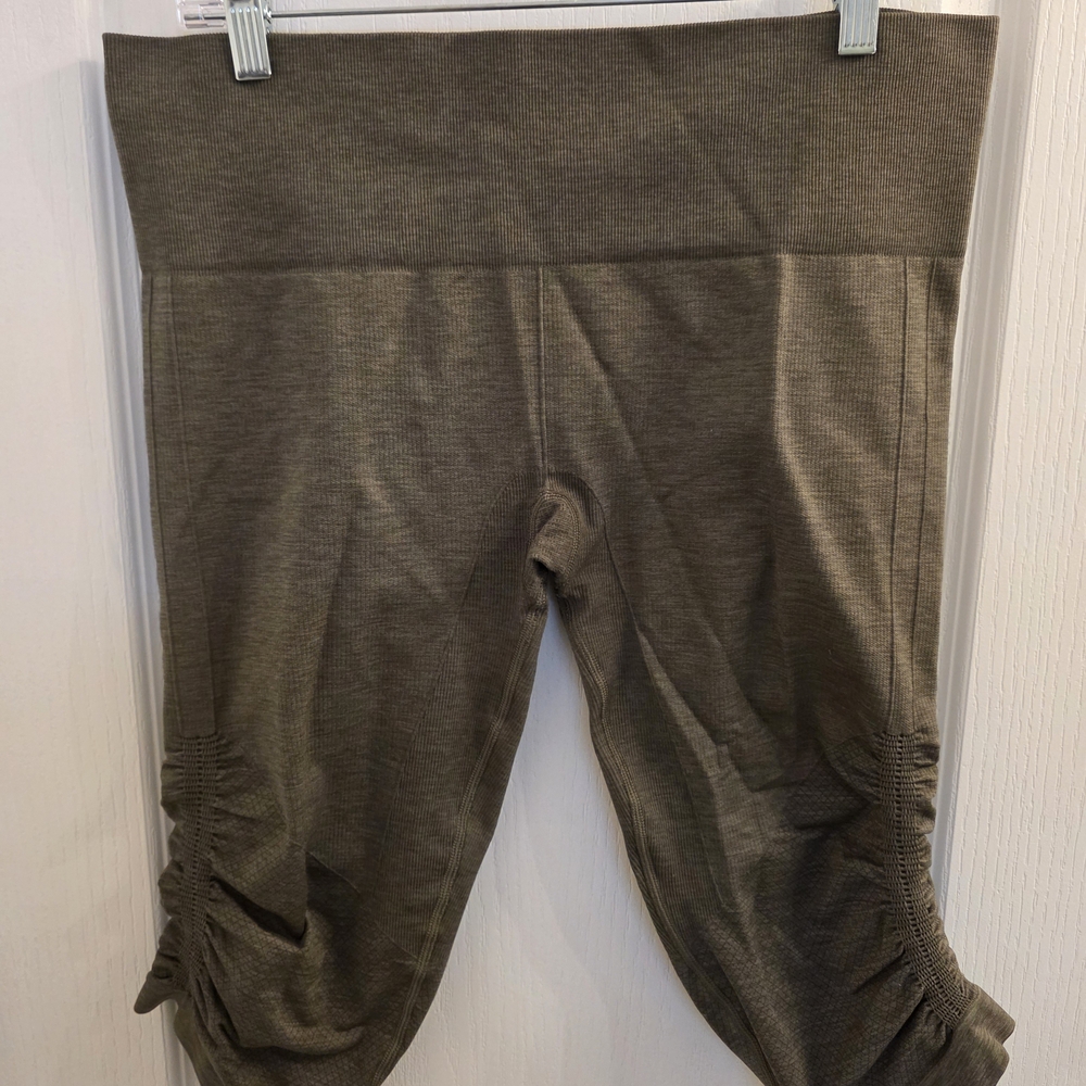 lululemon In The Flow heathered olive crop leggings - Picture 2 of 4
